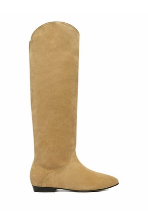 Tanfarbene Wildleder-Stiefel mit flachem Absatz, kniehoch, abgerundeter Zehenpartie und niedrigem schwarzen Absatz, Seitenansicht vor weißem Hintergrund.