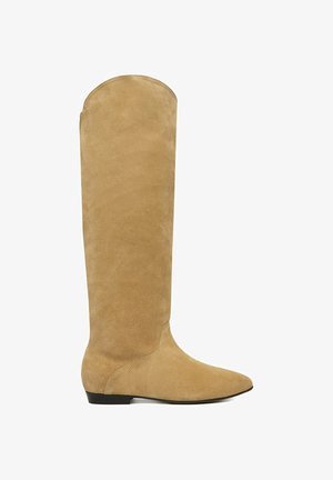 Stivale piatto alto al ginocchio in camoscio color cognac con punta arrotondata e tacco basso nero, visto di profilo su sfondo bianco.