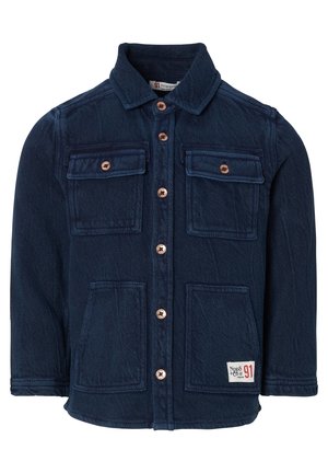 Dunkelblaue Jeansjacke mit langen Ärmeln, Knopfleiste vorne, vier aufgesetzten Taschen und einem kleinen weißen und roten Label an der unteren rechten Tasche.