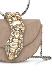 Borsa in suede beige con flap curvo, decorata con grandi cristalli trasparenti e chiari e una maniglia ad anello in argento.