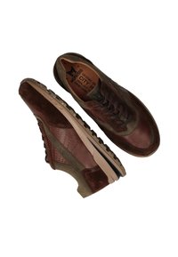 Bruine leren schoenen met suède accenten, vetersluiting, robuuste zool en contrasterende texturen in tinten bruin en olijfgroen.