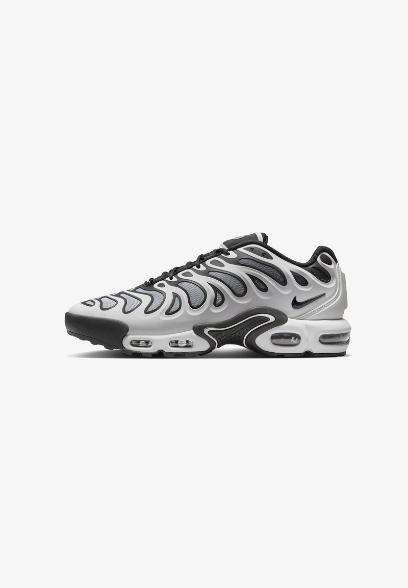 Sneaker Nike Air Max z cholewką z czarno-białej siateczki, falistymi liniami wzoru i widoczną poduszką powietrzną w podeszwie. Gładka tekstura.