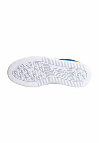 Suola della scarpa in gomma bianca, con un motivo testurizzato e logo in rilievo. Sezione superiore blu con dettagli arancioni. Design piatto per stabilità.