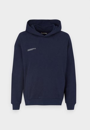 Hoodie bleu marine avec une poche kangourou à l'avant, des manches longues et une capuche à cordon. Présente un texte blanc sur le côté supérieur gauche. Matériau doux.