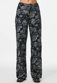 Crne hlače s cvjetnim uzorkom širokih nogavica, s blagim sjajem, metalnim gumbom i kontrastnim šavovima. Napravljene od teksturirane tkanine.