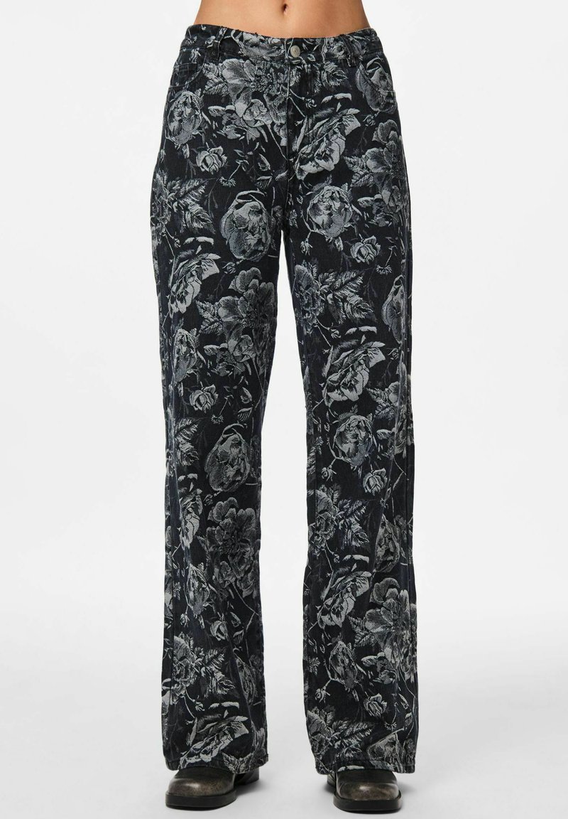 Crne hlače s cvjetnim uzorkom širokih nogavica, s blagim sjajem, metalnim gumbom i kontrastnim šavovima. Napravljene od teksturirane tkanine.