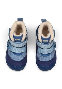 Blaue Kinder Schuhe mit weichem Fleece Innenfutter, Klettverschlüssen, unterschiedlichen Denimstrukturen und Gummisohlen mit floralem Muster.