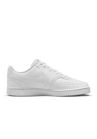 Białe skórzane sneakersy o gładkiej fakturze, okrągłym nosku, perforowanej części noska oraz klasycznym logo Nike w kształcie łyżwy z boku. Płaska biała podeszwa.