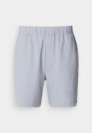 Lys grå badeshorts med elastisk midjebånd, to sidelommer og et jevnt, lett stoff. Ingen synlige mønstre eller dekorasjoner.