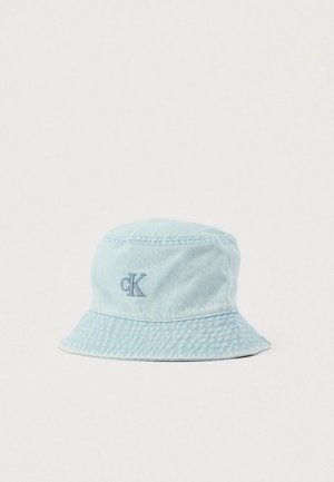 Chapeau bob en denim bleu clair avec un logo "ck" cousu, une texture douce et un large bord.