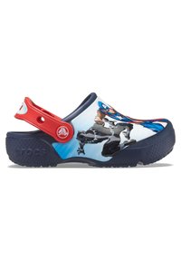Sabots Crocs bleu marine et rouge avec des graphiques de Captain America et Black Panther sur le côté, avec une sangle de talon réglable rouge.