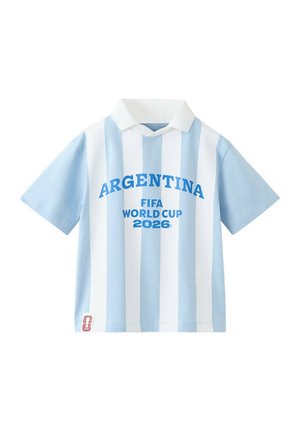 Svetlomodrá a biela pruhovaná košeľa s krátkym rukávom a bielym golierom, na prednej strane modrý nápis "ARGENTINA FIFA WORLD CUP 2026".