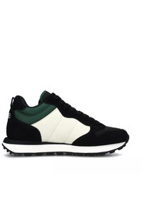 Sneaker atletica nera e verde con tomaia in suede, dettagli in pelle bianca e suola in gomma nera testurizzata. Presenta una punta arrotondata e lacci.