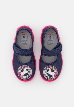 Kinder Marineblaue Mary Jane Schuhe mit pinken Sohlen, Einhorn- und Regenbogenstickerei auf den Zehen und Klettverschlüssen.