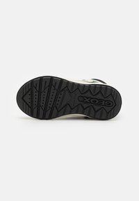 Geox WEEMBLE - Sneakers hoog - black/forest