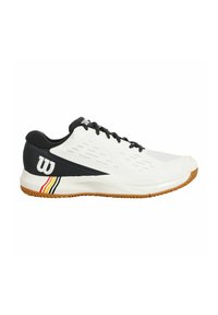 Zapatilla deportiva blanca con detalles negros, que presenta una parte superior texturizada, ligero acolchado y una suela de goma. Logo lateral y franjas de color visibles.