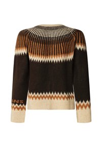 Pull en tricot marron, crème et orange avec un motif géométrique, présentant un col rond et des manches longues. Le texte sur la manche indique "JEANS."