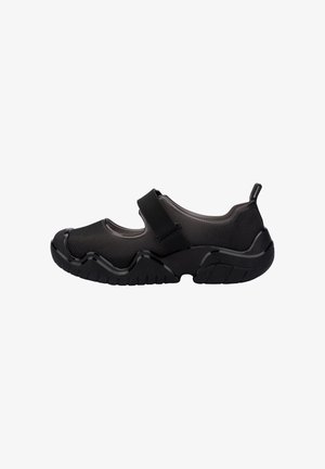 Chaussure de sport noire avec tige en maille, sangle élastique, semelle rembourrée et semelle extérieure en caoutchouc texturé. Présente un design élégant et des matériaux durables.