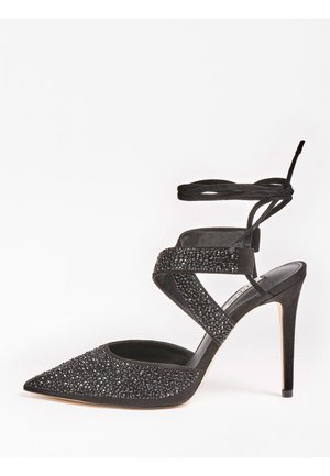 Czarna szpilka z ostro zakończonym noskiem, teksturowanym zamszowym wierzchem, kryształowymi zdobieniami i krzyżującymi się paskami na kostce.