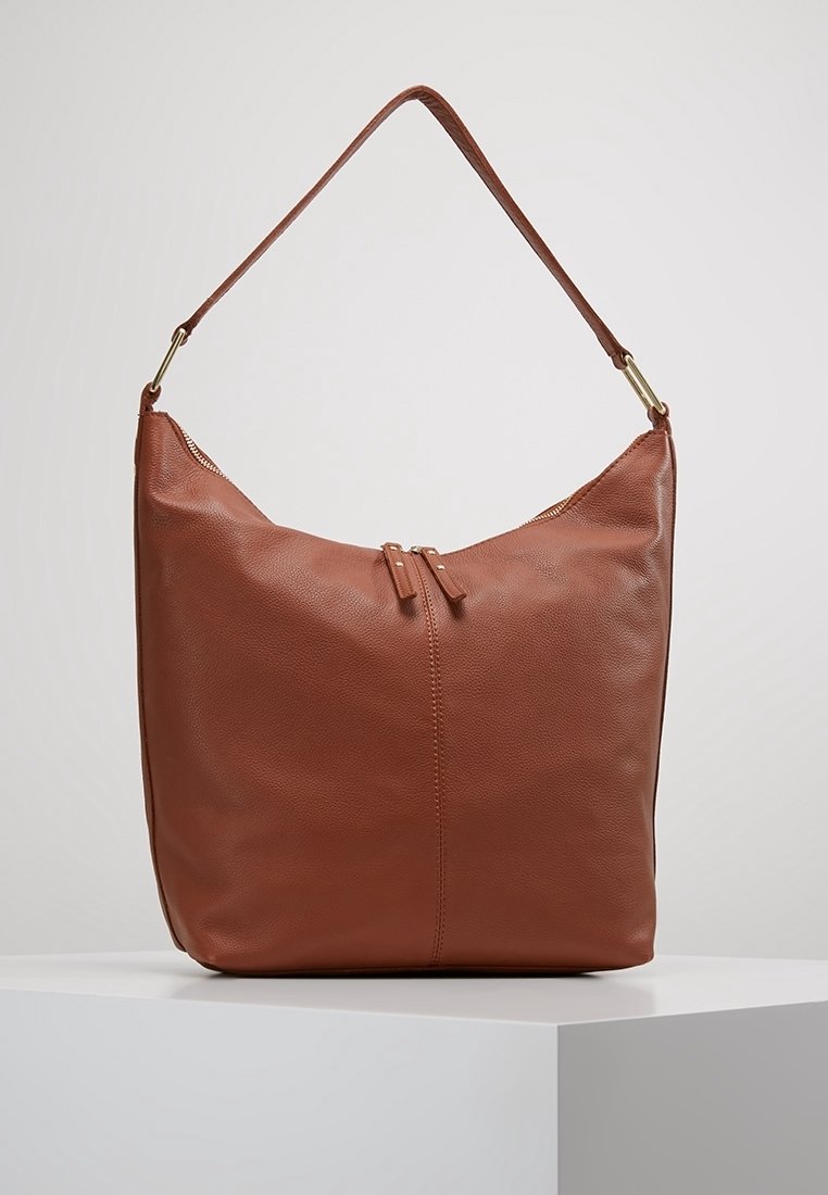 Ruskea nahkalaukku, jossa on rento muotoilu, varustettuna yhdellä olkahihnalla ja kaksinkertaisella vetoketjulla ylhäällä, kultaiset yksityiskohdat.