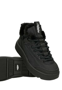 Sneakers nere alte con tomaia in tela testurizzata, interno in pelliccia e suole in gomma nera. Caratteristiche includono lacci neri e una targhetta con logo.