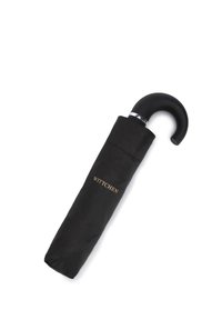 Černý kompaktní deštník v odpovídající ochranné obalu, s křivým černým držadlem a stříbrnými detaily, s názvem "Wittchen" vyraženým zlatem na víku.