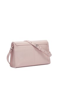 Rosa Ledertasche mit strukturiertem Design, verstellbarem Tragegurt und glatter Oberfläche, ausgestattet mit einem Klappverschluss und minimalen Nähdetails.