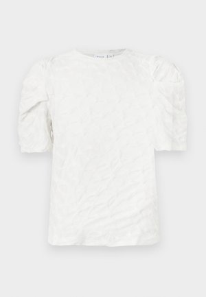 Fehér texturált rövid ujjú blúz fodros ujjakkal és kerek nyakkivágással, egy sík felületen, világos háttér előtt elhelyezve.