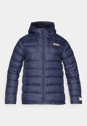 Tamsiai mėlynas pūkinis švarkas su kapišonu, turintis siuvinėjimo sekcijas, priekinį užtrauktuką ir mažą logotipą ant krūtinės. Textūruotas audinys.