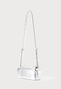 Borsa a tracolla metallica argento con forma rettangolare, tracolla regolabile e dettaglio della tasca piatta sul lato; texture in pelle liscia.