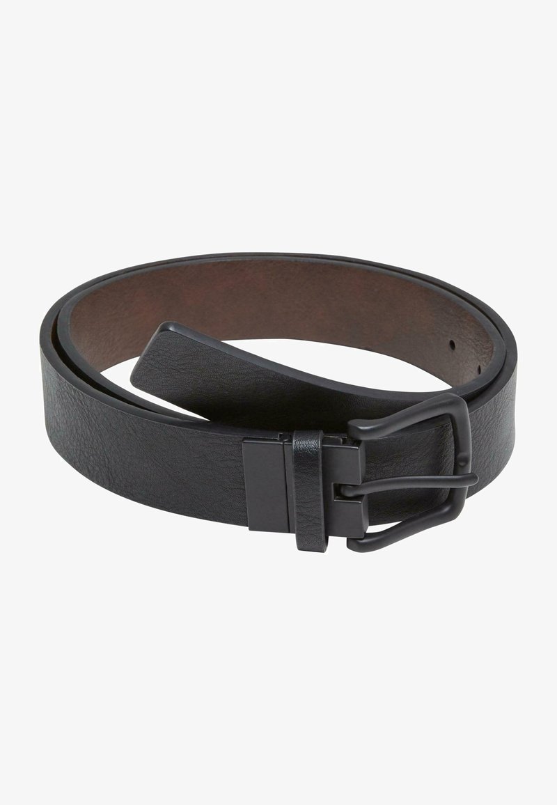 Cinturón de cuero negro con hebilla de metal negra mate, textura suave y bordes redondeados. El interior es marrón y tiene múltiples agujeros para ajuste.