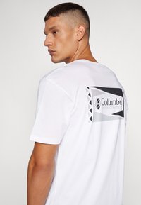 Columbia NORTH CASCADES™ SHORT SLEEVE TEE - T-shirts med print - white