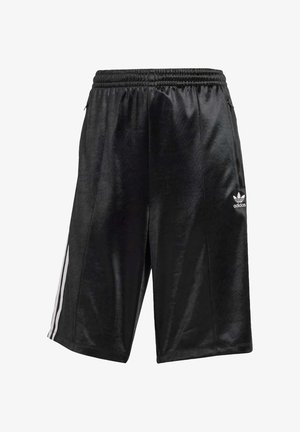 Juodi sportiniai šortai, pagaminti iš lygaus audinio, su raišteliu liemenyje, šoninėmis kišenėmis ir trimis baltomis juostelėmis šoniniuose kraštuose.