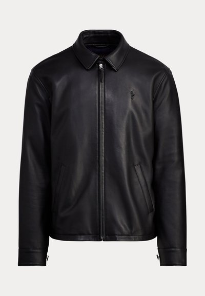 Veste en cuir noire avec fermeture éclair devant, col, deux poches latérales et petit logo brodé sur la poitrine gauche.