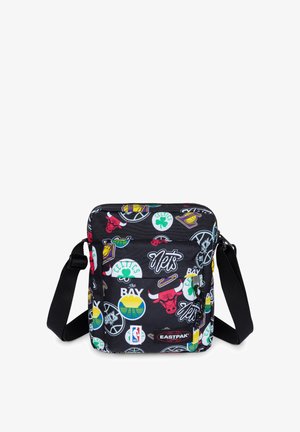 Zwarte boodschappentas met kleurrijke sportlogo's. Voorzien van een ritssluiting aan de bovenkant, verstelbare band en voorvak met een logopatch.