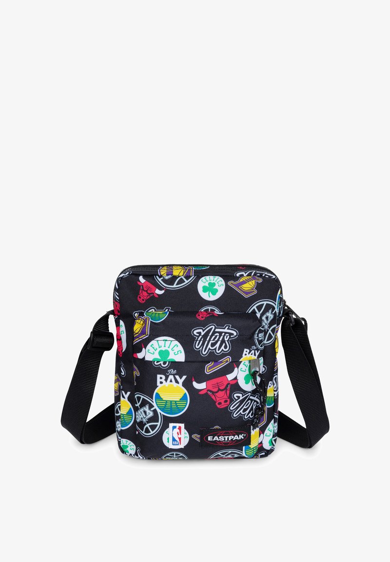 Bolso mensajero negro con estampados coloridos de logotipos deportivos. Cuenta con cierre superior con cremallera, correa ajustable y bolsillo frontal con parche de logotipo.