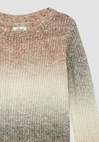 Sweter dziany z gradientowym przejściem kolorów od jasnego beżu do ciemnego brązu. Klasyczny okrągły dekolt z prążkowanymi krawędziami.