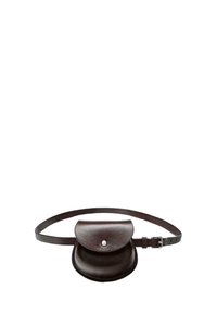 Borsa a cintura in pelle marrone con forma arrotondata, pattina arrotondata e chiusura a pressione in argento. Include una tracolla regolabile per il fissaggio.