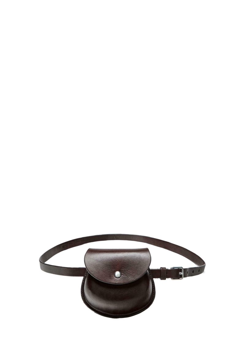 Borsa a cintura in pelle marrone con forma arrotondata, pattina arrotondata e chiusura a pressione in argento. Include una tracolla regolabile per il fissaggio.