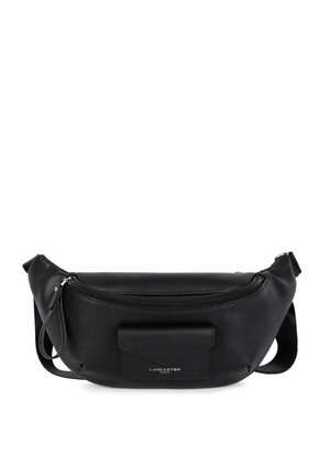 Sac bandoulière en cuir noir au design épuré, avec un rabat zippé en haut et une poche frontale avec un rabat rectangulaire. Texture lisse, sangle ajustable.