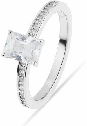 Sølv ring med et rektangulært klart ædelstenscenter og små runde sten indlejret langs båndet.