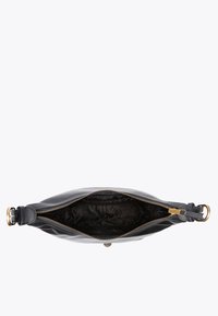 Borsa a tracolla in pelle nera con chiusura a zip, presenta un'esterno liscio e un rivestimento interno motivo. Tracolla regolabile con fibbia dorata.