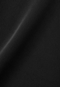 Sort tekstureret stof med et fint ribbet mønster, der viser en blød overflade og glat fald, ideelt til forskellige anvendelser.