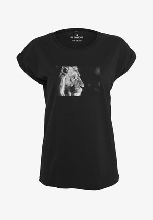 Schwarzes Kurzarm-T-Shirt mit einem schwarz-weißen Löwenmotiv auf der Vorderseite. Hergestellt aus weichem Stoff mit einem lockeren Schnitt und umgeschlagenen Ärmeln.