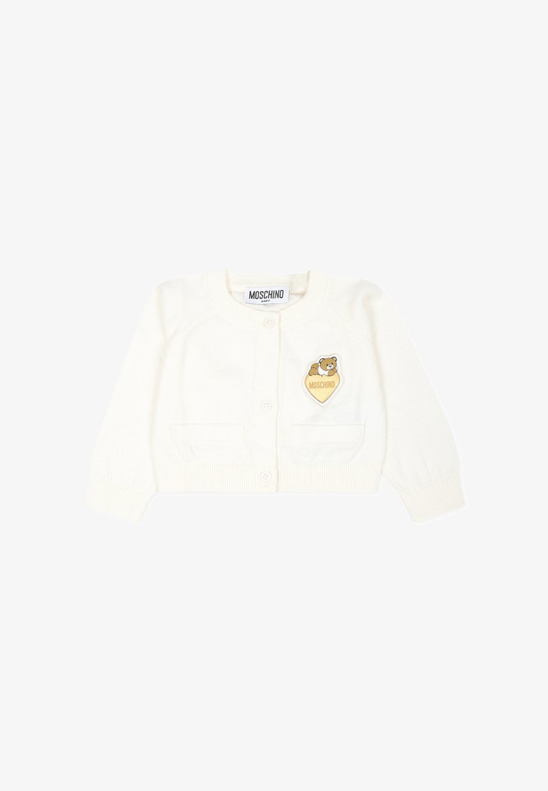 Cardigan en tricot couleur crème de Moschino, avec un col rond, trois boutons, deux poches avant et un patch en forme d'ours sur la poitrine.