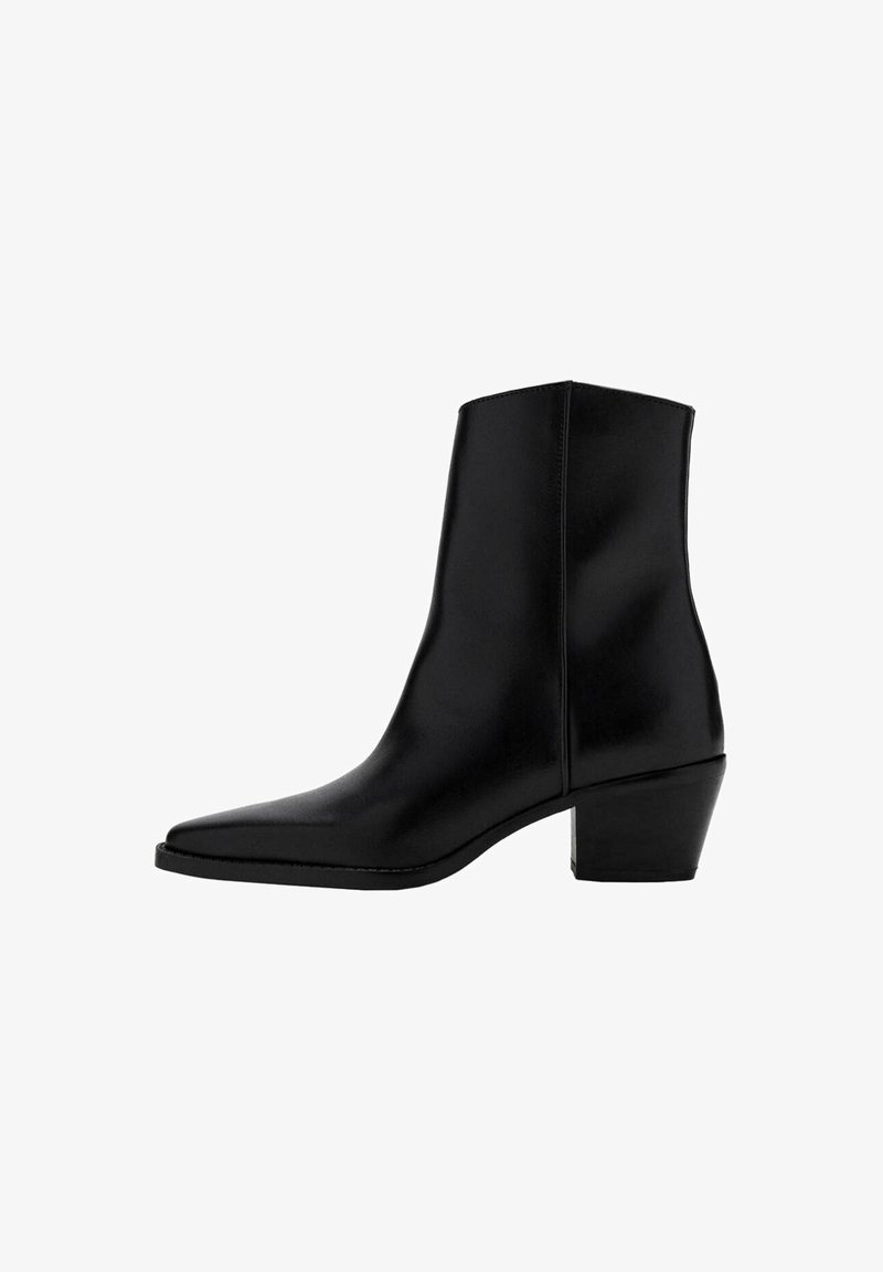 Bottine noire en cuir avec bout pointu et petit talon bloc, finition lisse et détail de couture latérale.