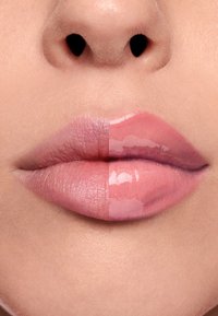 Comparación de labios con rosa mate a la izquierda y rosa brillante a la derecha. Textura suave, forma delicada y tono natural.