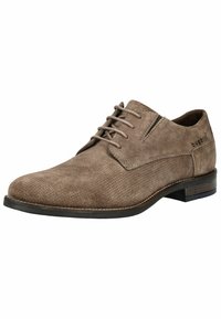Zapato de ante marrón con cordones, de textura suave, diseño perforado en la puntera y suela oscura contrastante. Logo "bugatti" en el lateral.