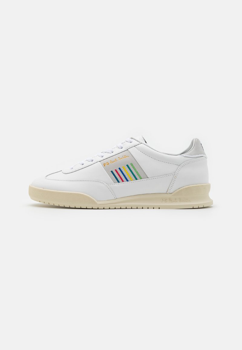 Zapatilla baja blanca con suela beige, diseño de cordones y rayas multicolores con el texto "PS Paul Smith" en el panel lateral.