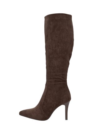 Brauner kniehoher Stiefel aus Wildleder mit spitz zulaufender Zehenpartie und schmalem Stilettoabsatz. Glatte Textur und figurbetontes Design. Ohne sichtbare Metallteile oder Verzierungen.